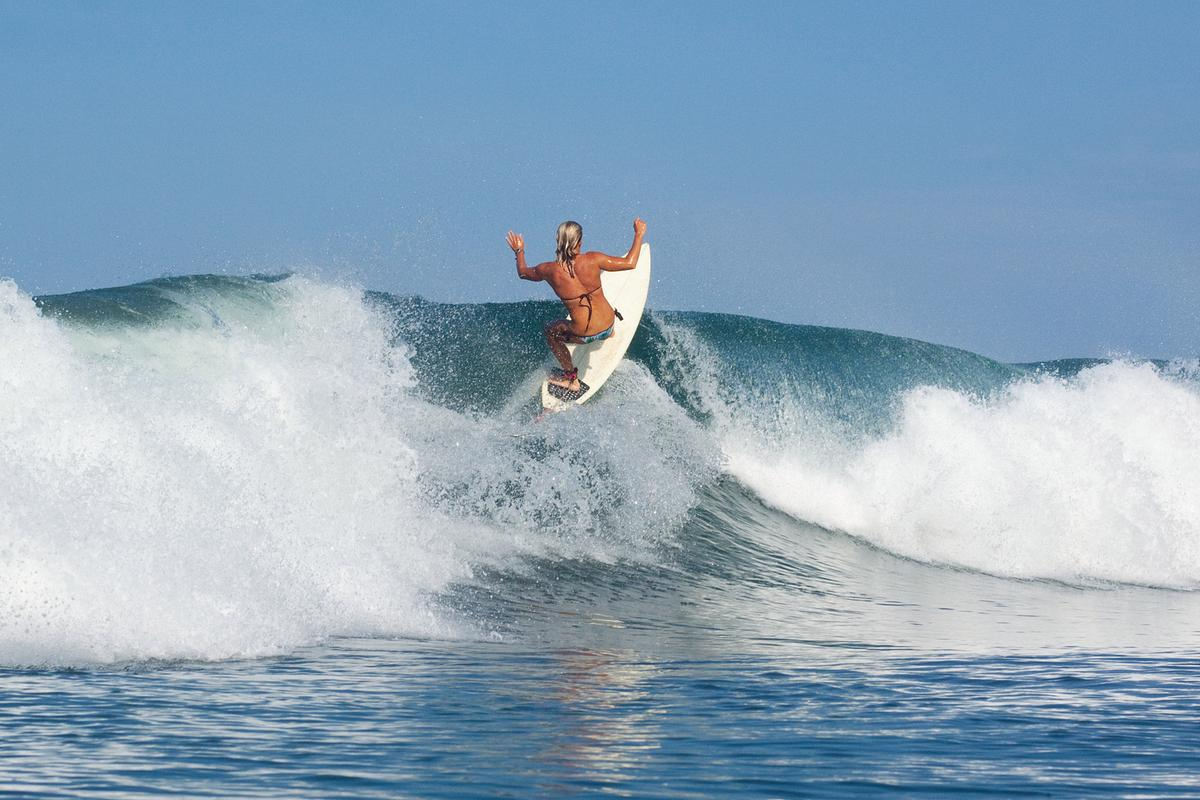 &quot;海浪之舞：冲浪运动的极致演绎&quot;