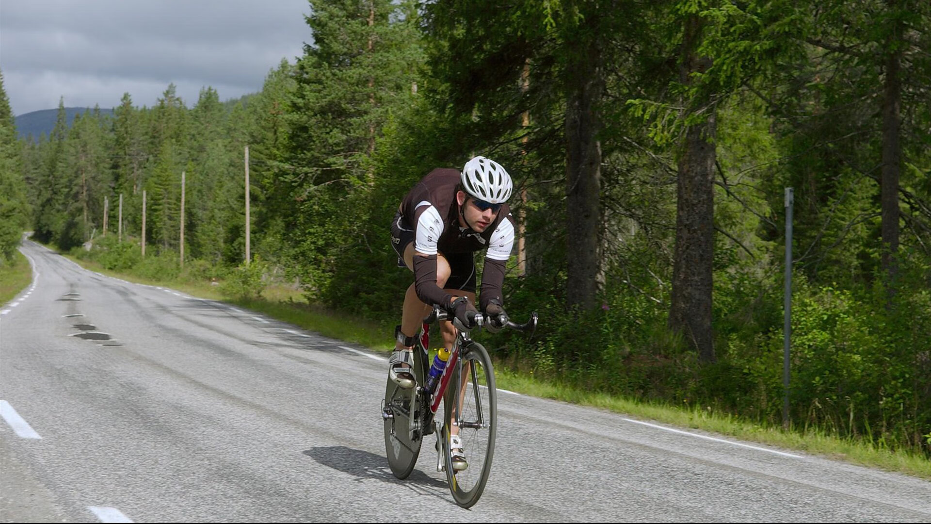 “高原冲刺:雪山顶上的极峰行动”,雪山顶端